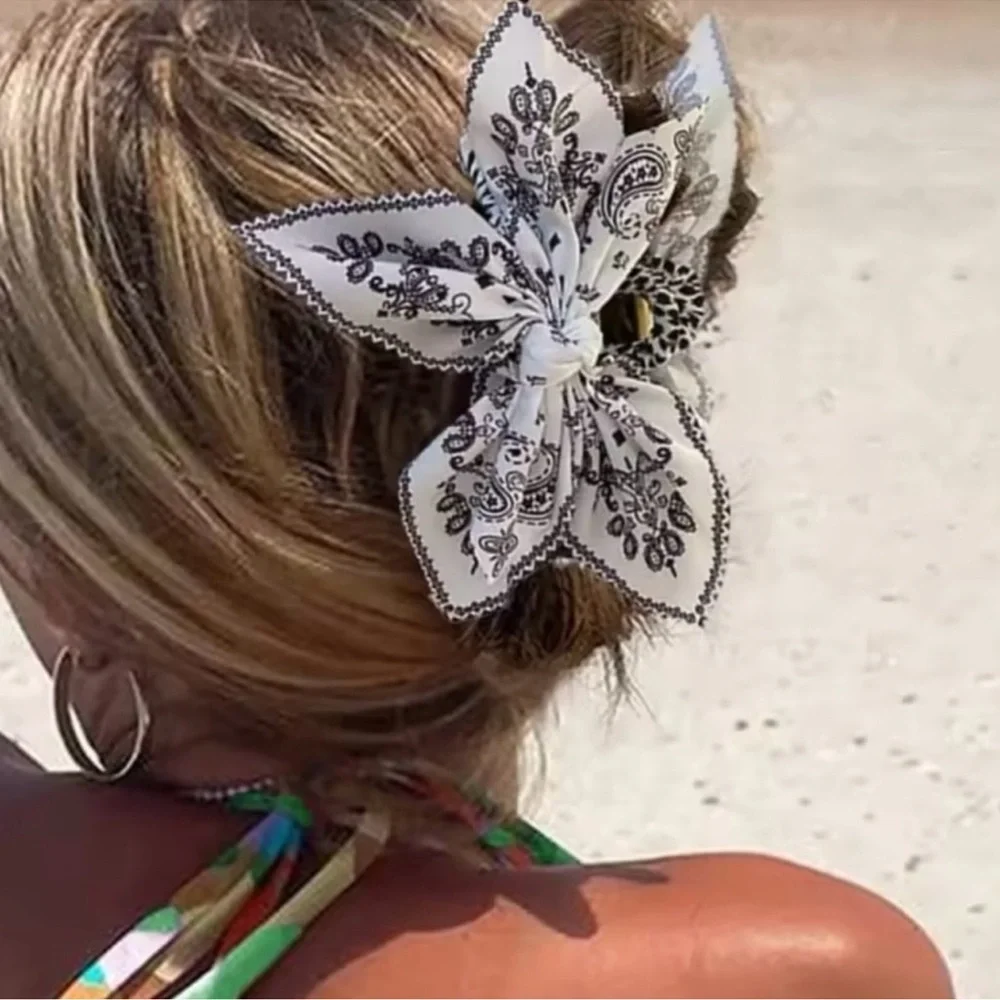 - Paisley Hair Claw Hair Clip - Picture 2 of 3